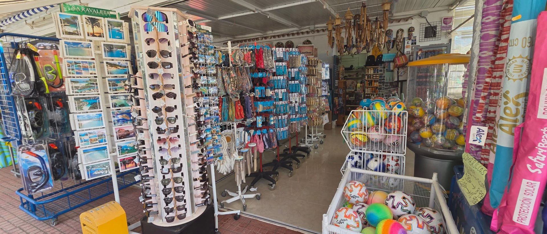 Pasillo de la tienda con balones y postales