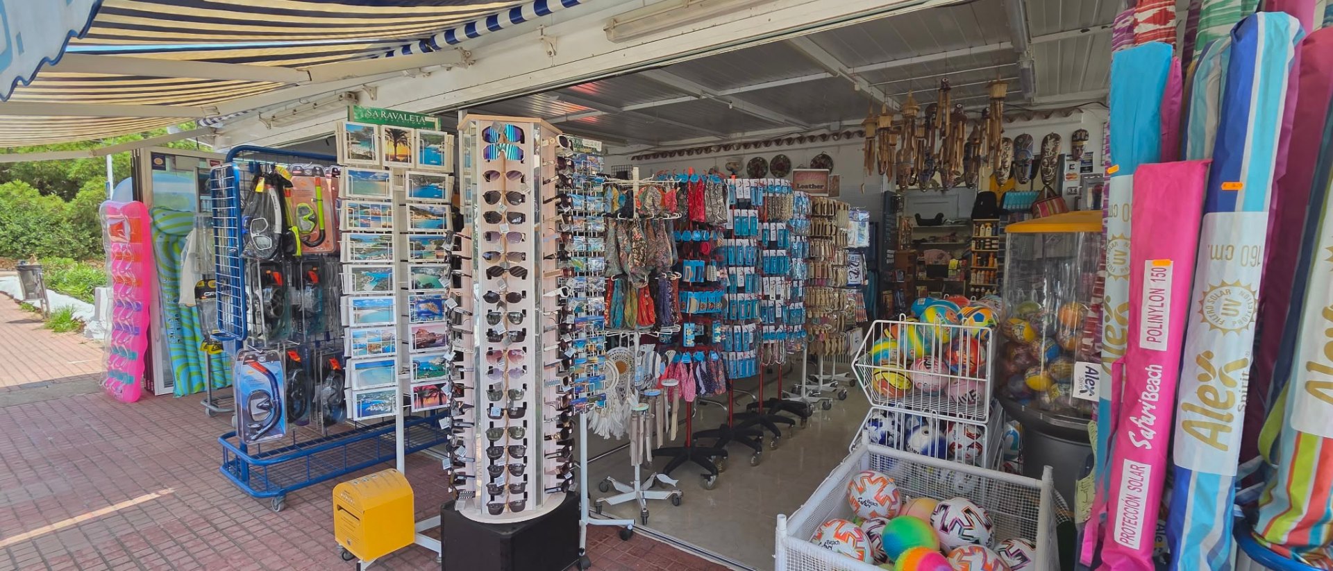 Entrada de la tienda con postales y gafas de sol